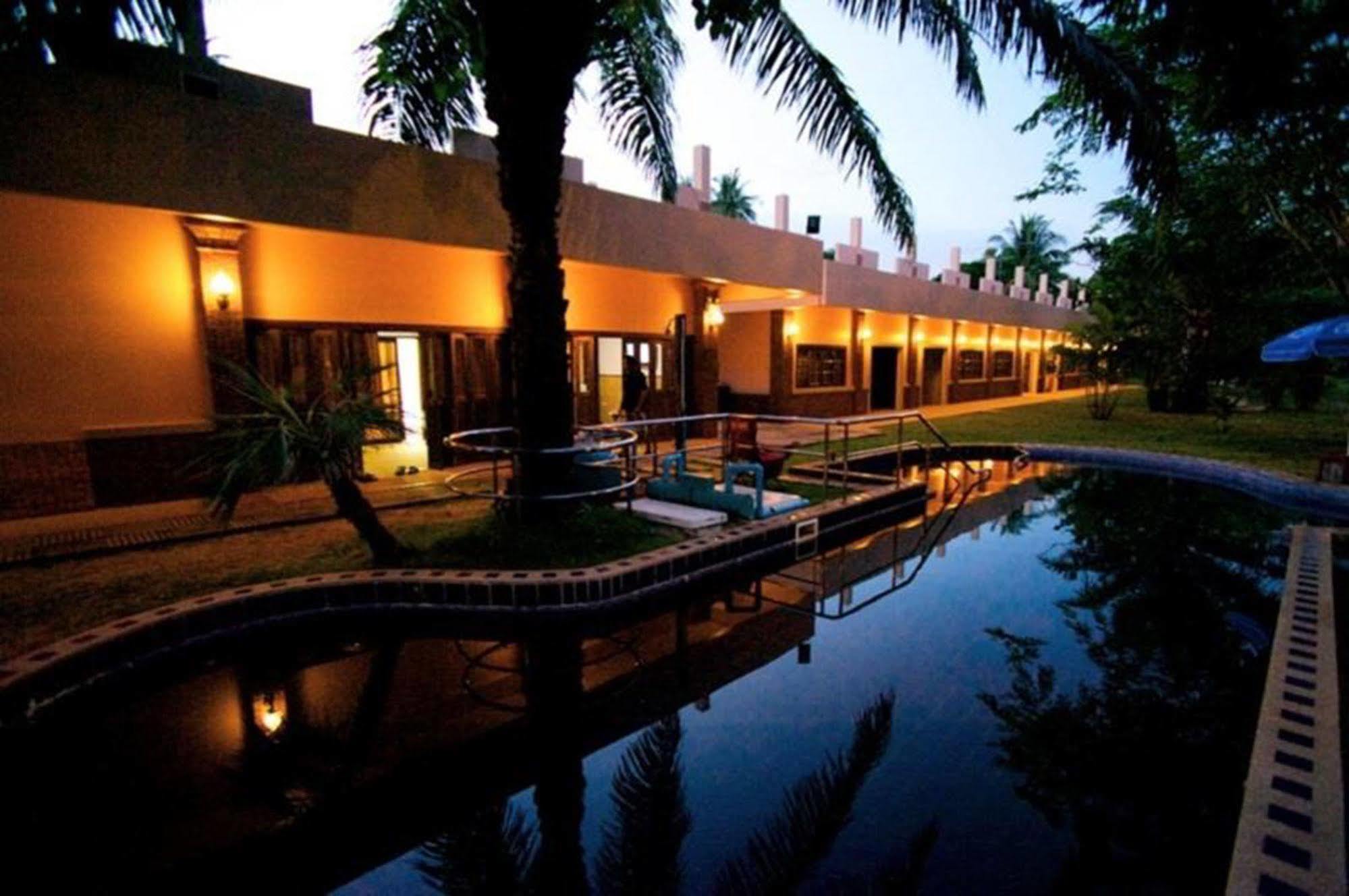 Boom Boom Beach Resort Laem Sing Chanthaburi Exterior foto